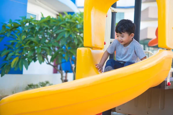 Niño Asiático Jugando Diapositiva Patio Recreo Bajo Luz Del Sol — Foto de Stock