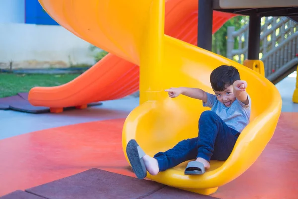 Niño Asiático Jugando Diapositiva Patio Recreo Bajo Luz Del Sol — Foto de Stock