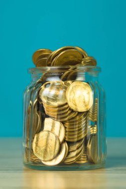 Tablo kaydetme ve finans kavram fikir bankacılık yeşil arka plana sahip cam kavanoza para para.
