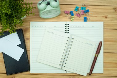Ofis, banka donatımı veya office iş gerekli araçları öğeleri ahşap masa işyeri, kalem defter ile ve çalar saat ile kopya alanı, üstten görünüm