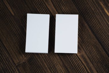 Metin kimliği ve logosu, iş şirket kavramı fikri kopyalama yeri olan ahşap çalışma masa üzerinde boş kartvizit ekle.