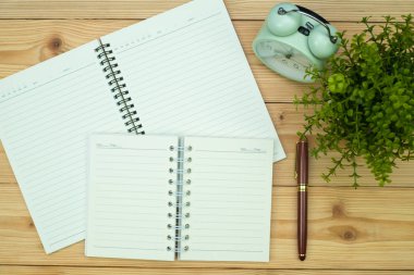 Ofis, banka donatımı veya office iş gerekli araçları öğeleri ahşap masa işyeri, kalem defter ile ve çalar saat ile kopya alanı, üstten görünüm