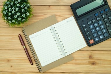 Ofis, banka donatımı veya office iş gerekli araçları öğeleri ahşap masa işyeri, kalem defter ile ve hesap makinesi ile kopya alanı, üstten görünüm