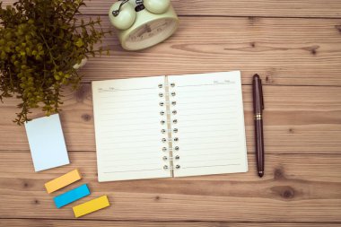 Ofis, banka donatımı veya office iş gerekli araçları öğeleri ahşap masa işyeri, kalem defter ile ve çalar saat ile kopya alanı, üstten görünüm