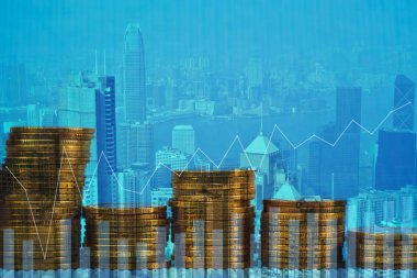 Çift pozlama ile şehir ve arka plan, iş ve finansal kavram fikir ofis binası üzerinde mali çizge madeni para yığını.