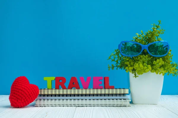 旅行信函文本和笔记本纸和小装饰树在白色花瓶在木质背景 旅行假期概念想法 — 图库照片