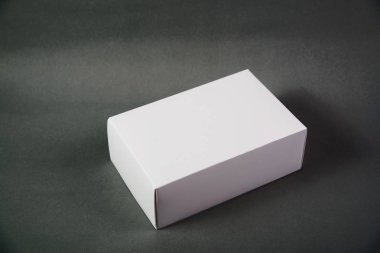 Boş paket beyaz karton kutu veya sahte ürün gri arka plan üzerinde için tepsi.