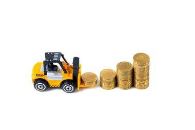 Mini forklift kamyon yükleme adımları izole kopya alanı, işletme finansı ve endüstriyel kavram fikir bankacılık beyaz zemin üzerine altın sikke, sikke yığını.