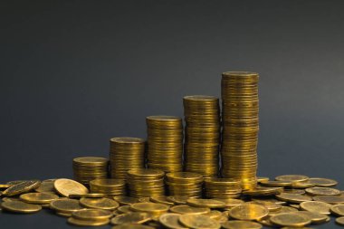 Sikke, sikke karanlık odada, kavram fikir bankacılık iş bir grafik olarak düzenlenmiş yığınları sütunları artan tasarruf,