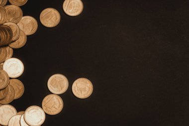 Sikke, sikke karanlık odada, kavram fikir bankacılık iş bir grafik olarak düzenlenmiş yığınları sütunları artan tasarruf,