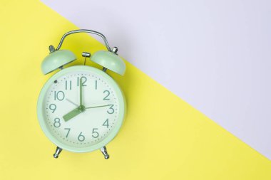 Tatlı pastel renkli kağıda üstten görünüm, arka plan dokusu, pembe, mor, sarı, bej, yeşil ve mavi renkli düz yatıyordu vintage çalar saat.