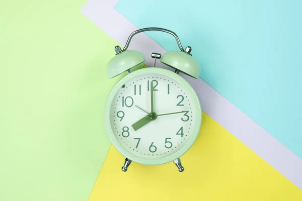 Reloj Despertador Vintage Plano Con Vista Superior Papel Color Pastel —  Fotos de Stock
