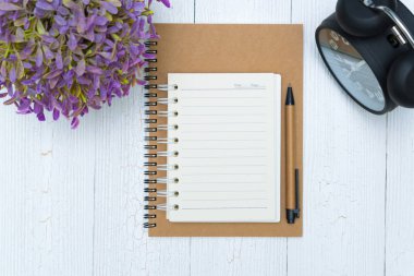 Boş defter kağıt sayfası ve kalem ahşap, en iyi görünüm.