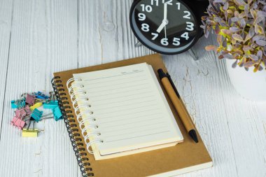 Boş defter kağıt sayfası ve beyaz tahta üzerinde kalem