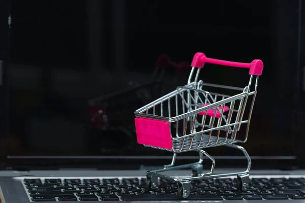 Кошик Покупок Або Візок Супермаркетів Ноутбуком Копіювальним Простором Електронною Комерцією — стокове фото
