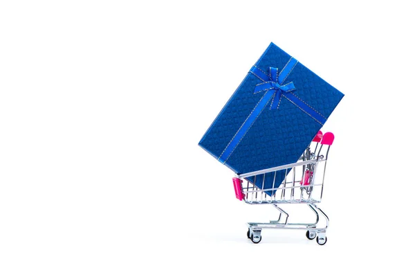 Blauwe Geschenkdoos Met Lint Boog Kar Supermarkt Winkelwagentje Geïsoleerd Whtie — Stockfoto