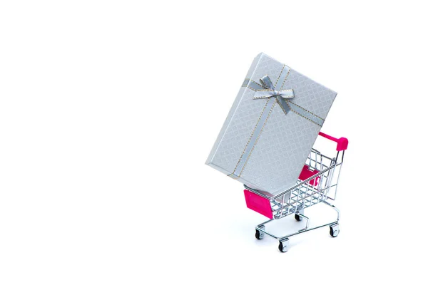 Біла Подарункова Коробка Стрічковим Бантом Кошиком Покупок Або Візком Супермаркетів — стокове фото