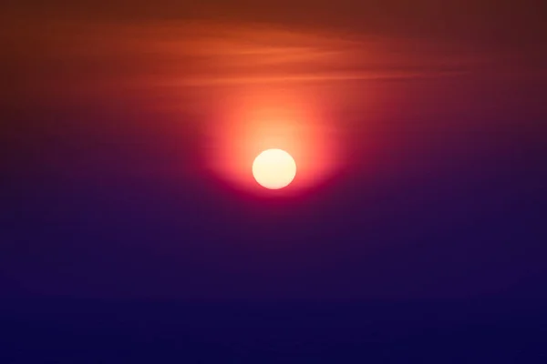 Vacker Orange Solnedgång Himlen Bakgrund Natursköna Orange Sunrise Avkopplande Seascape — Stockfoto