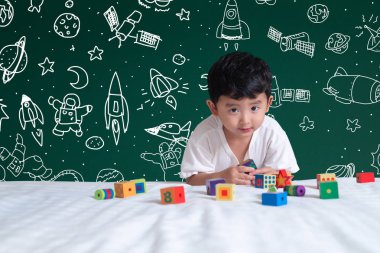 Asyalı çocuk bilim ve uzay macera, el Yeşil tahtada eğitim okul ve keşif kavram fikir başa çekilmiş hakkında onun hayal ile oynayarak öğrenme.