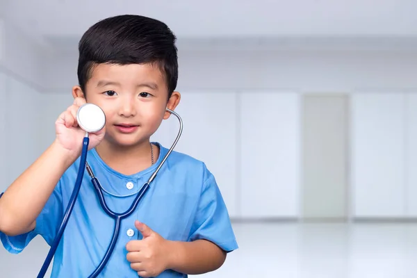 Sorridente Bambino Asiatico Uniforme Medica Blu Tenendo Stetoscopio Guardando Fotocamera — Foto Stock
