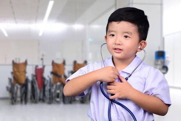 カメラ 健康概念のアイデアを見て医療聴診器で子供のアジア — ストック写真