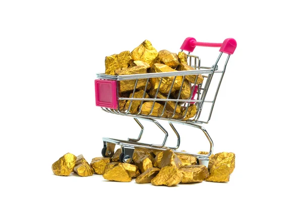 在购物车或超级市场手推车的一堆金块或金矿在白色背景 宝石或金石块 财务和商业概念理念 — 图库照片