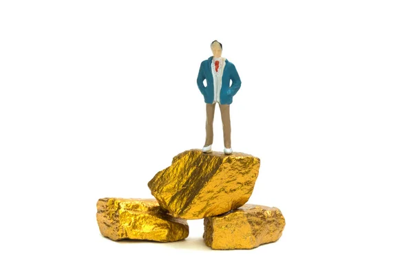 Figura Uomo Affari Miniatura Piccole Persone Con Mucchio Pepite Oro — Foto Stock