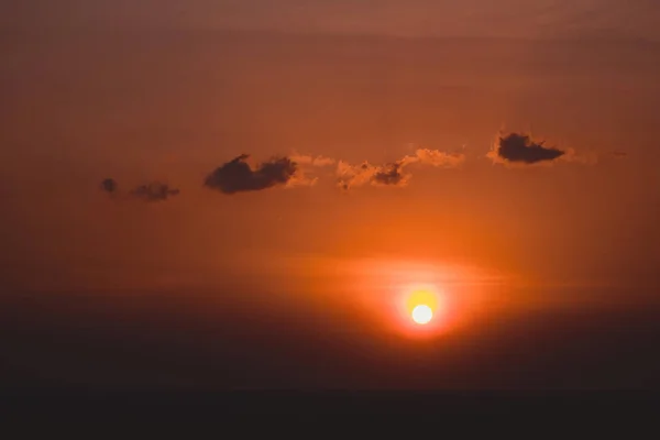 Vacker Orange Solnedgång Himlen Bakgrund Natursköna Orange Sunrise Avkopplande Seascape — Stockfoto