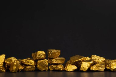 Altın nuggets veya siyah arka plan, kıymetli taş veya yumru altın taş, mali ve iş kavramı fikri altın cevheri yığını.