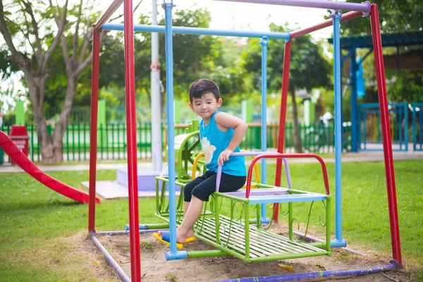 Niño Asiático Jugar Tren Hierro Balanceo Patio Recreo Bajo Luz — Foto de Stock