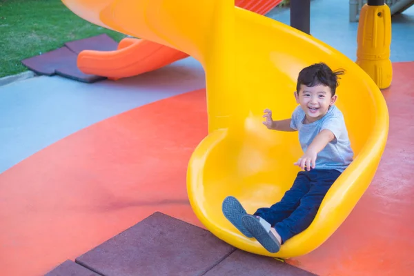 Niño Asiático Jugando Diapositiva Patio Recreo Bajo Luz Del Sol — Foto de Stock