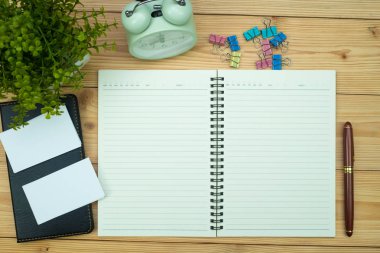 Ofis, banka donatımı veya office iş gerekli araçları öğeleri ahşap masa işyeri, kalem defter ile ve çalar saat ile kopya alanı, üstten görünüm