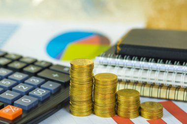 Sikke yığını ve çalışma tablosu, vizyon ve finans analiz kavramı fikir planlama iş hesap makinesi ile mali milimetrik kağıt levha.