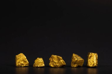 Altın nuggets veya siyah arka plan, kıymetli taş veya yumru altın taş, mali ve iş kavramı fikri altın cevheri yığını.