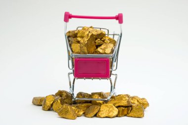 Altın nuggets veya alışveriş sepeti ya da süpermarket arabası beyaz arka plan, kıymetli taş veya yumru, altın taş, mali ve iş kavramı fikri altın cevheri yığını.