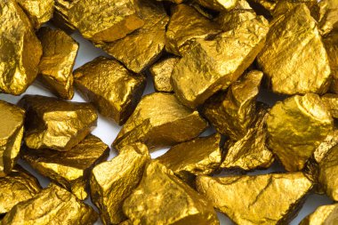 Altın nuggets veya beyaz arka plan, kıymetli taş veya yumru altın taş, mali ve iş kavramı fikri altın cevheri yığını.