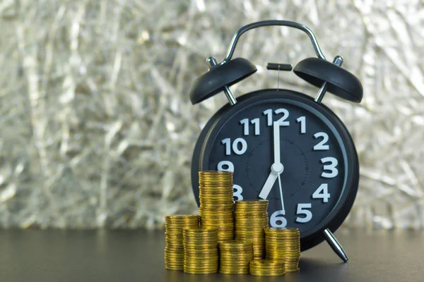 Relógio Alarme Pilhas Moedas Mesa Trabalho Tempo Para Conceito Dinheiro — Fotografia de Stock