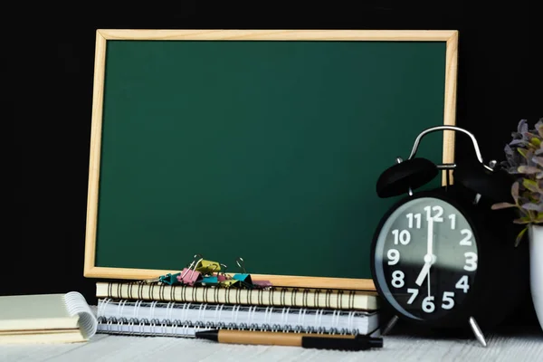 Volta Escola Ideia Conceito Educação Quadro Verde Com Pilha Papel — Fotografia de Stock