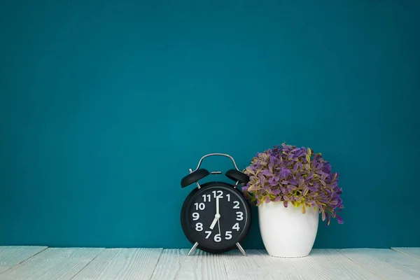 나무와 테이블 공간에 빈티지 시계와 꽃병에 꽃다발에 텍스트 — 스톡 사진