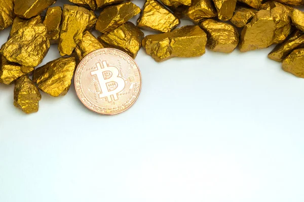 Nahaufnahme Von Bitcoin Digitalwährung Und Goldnugget Oder Golderz Auf Weißem — Stockfoto