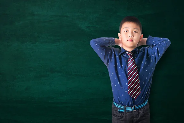 Gelukkig Aziatische Jongen Lachend Lege Groene Schoolbord Met Kopie Ruimte — Stockfoto