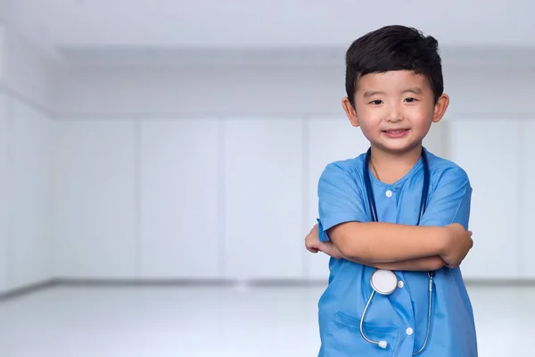 青い医療制服カメラ 健康概念のアイデアを見て聴診器を持ってアジア子供の笑顔 — ストック写真
