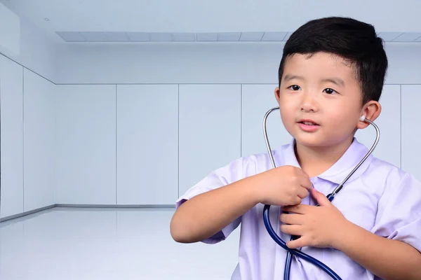 Aziatische Thaise Kid Met Medische Stethoscoop Kijken Camera Gezonde Concept — Stockfoto