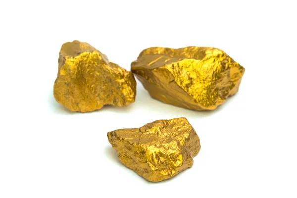 Altın nuggets veya beyaz arka plan, kıymetli taş veya yumru altın taş, mali ve iş kavramı fikri altın cevheri yığını.