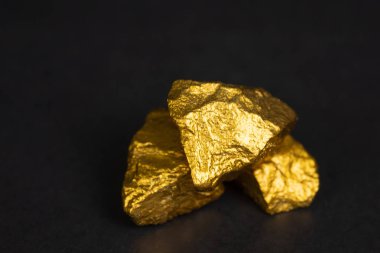 Altın nuggets veya siyah arka plan, kıymetli taş veya yumru altın taş, mali ve iş kavramı fikri altın cevheri yığını.