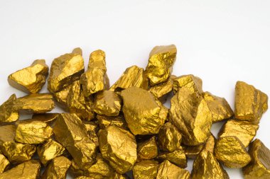 Altın nuggets veya altın cevheri beyaz arka plan, değerli taş ya da şişlik, altın taş, mali ve iş kavramı fikri üzerine izole yığını.