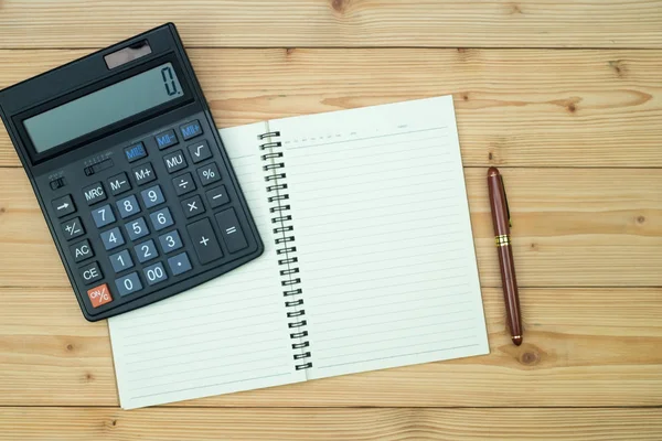 Ofis, banka donatımı veya office iş gerekli araçları öğeleri ahşap masa işyeri, kalem defter ile ve hesap makinesi ile kopya alanı, üstten görünüm