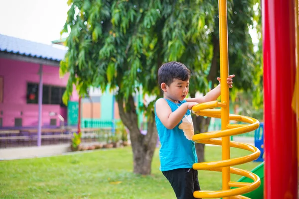 Active Asian Kid Jugando Escalada Espiral Metálica Patio Escuela Los — Foto de Stock