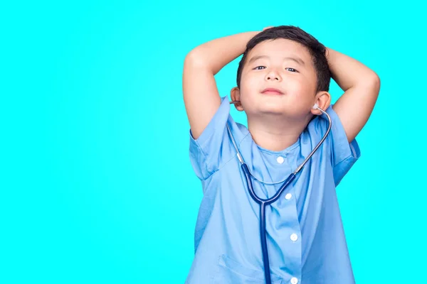 Sonriente Niño Asiático Uniforme Médico Azul Celebración Estetoscopio Mirando Cámara —  Fotos de Stock