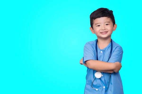 Sonriente Niño Asiático Uniforme Médico Azul Celebración Estetoscopio Mirando Cámara —  Fotos de Stock